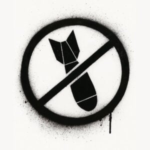 Pochoir noir représentant un missile barrée dans un cercle, symbole de protestation ou de pacifisme, réalisé dans un style graffiti avec des projections de peinture.