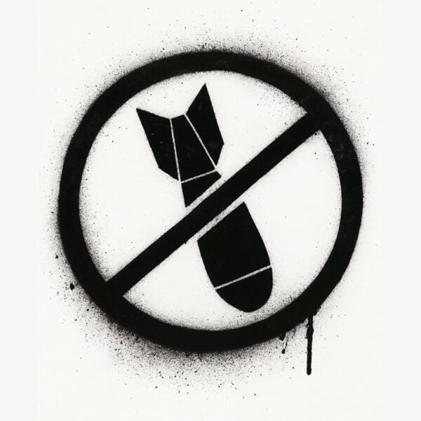 Plantilla negra que representa un misil tachado en un círculo, símbolo de protesta o pacifismo, creada en estilo graffiti con salpicaduras de pintura.