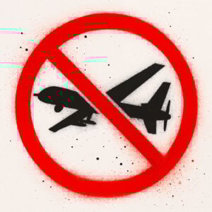 Una plantilla que representa un dron militar negro tachado en un círculo rojo brillante, creado en un estilo de arte callejero con salpicaduras de pintura, un símbolo de protesta contra la guerra tecnológica.