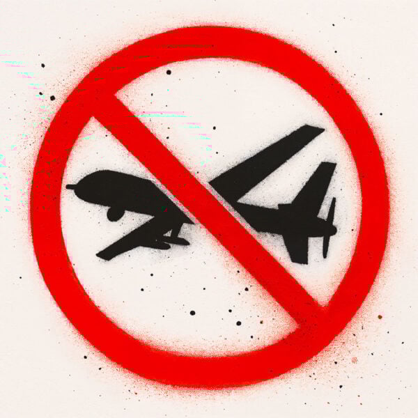 Pochoir représentant un drone militaire noir barré dans un cercle rouge vif, réalisé dans un style street art avec des éclaboussures de peinture, symbole de protestation contre la guerre technologique.