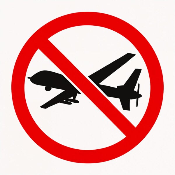 Pochoir graphique représentant un drone militaire barré dans un cercle rouge, évoquant un message pacifiste ou anti-guerre dans un style clair et minimaliste.