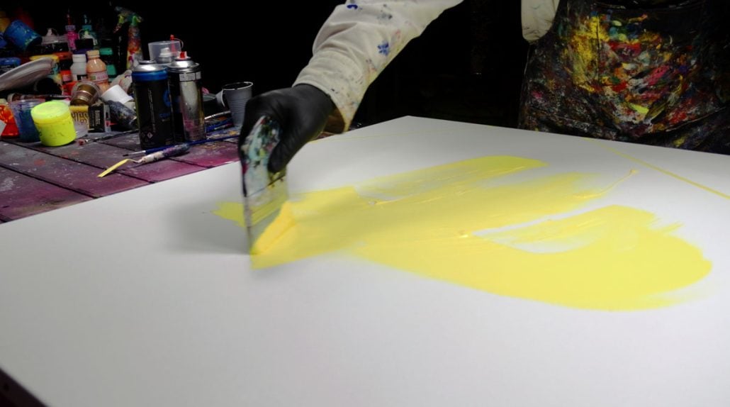 Auftragen einer blassgelben Acrylgrundierung auf die Leinwand, um das Werk Pixel Geisha zu beginnen