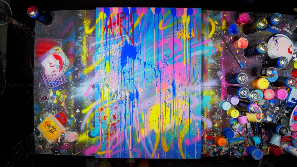 Farbiger Streetart-Hintergrund mit Spritzern und Graffiti für das Kunstwerk Art is My Revolt mit Van Gogh Punk-Schablone