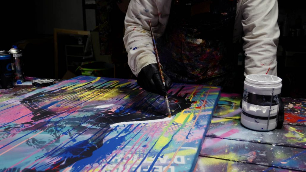 Weißer Halo um die Van Gogh Punk-Schablone gemalt, um Kontrast zu schaffen