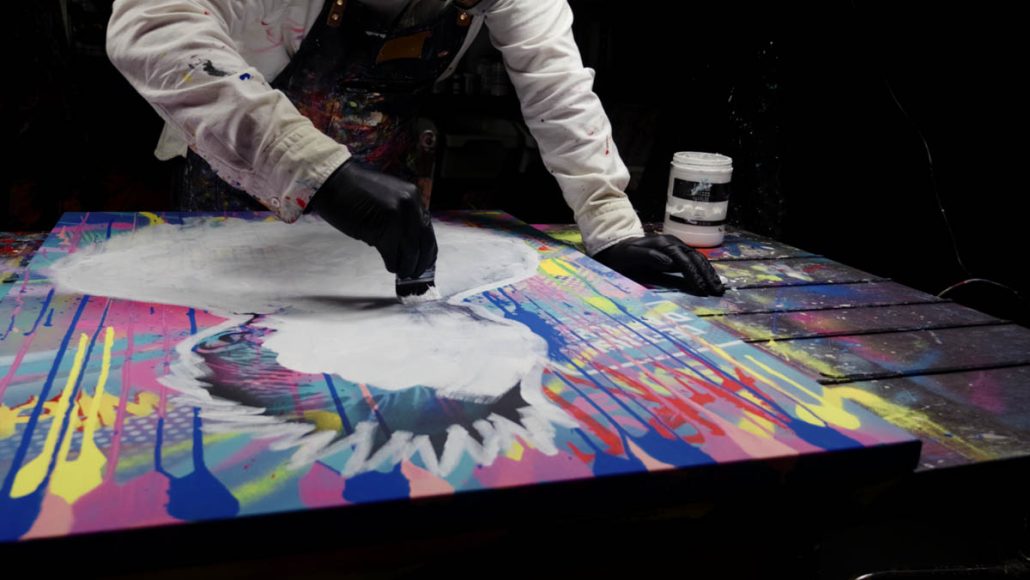 Innenseite der Van Gogh Punk Schablone gefüllt mit weißer Farbe mit Transparenz des farbigen Hintergrunds