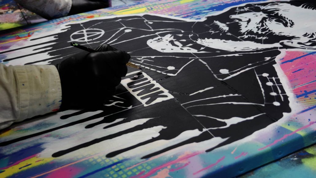 Korrektur der Brücken der Van Gogh Punk Schablone mit Pinsel und schwarzer Farbe