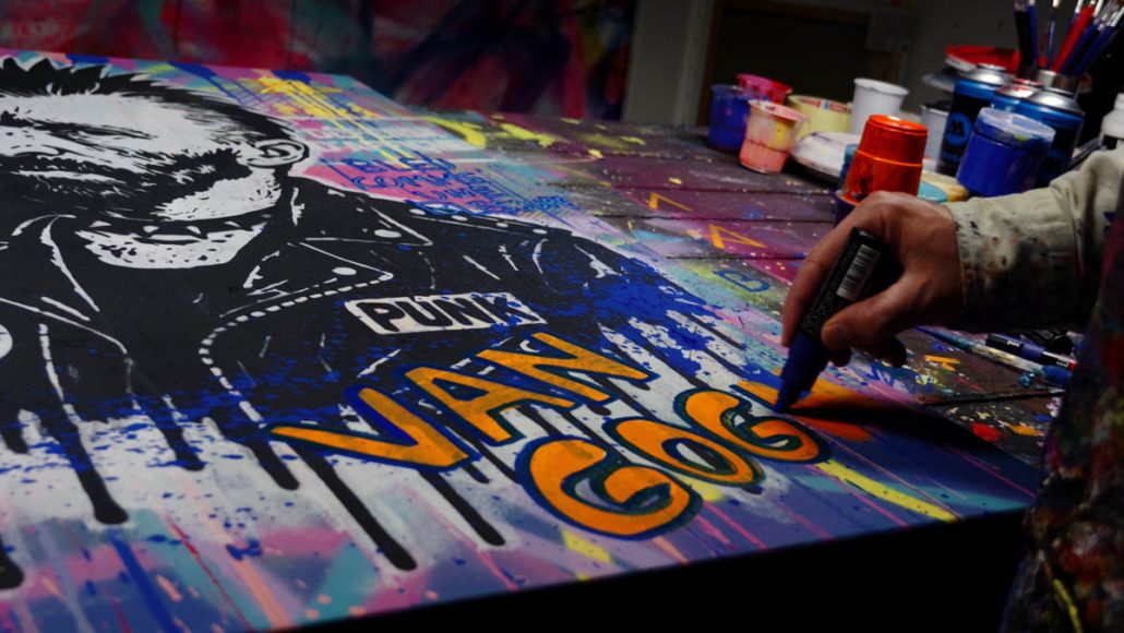 Abgeschlossenes Werk Art is My Revolt mit blauen Spritzern und Van Gogh-Schriftzug in Orange