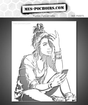 Una giovane donna seduta, smartphone alla mano, con un foulard tra i capelli e braccialetti ai polsi. Un ritratto femminile dallo stile rilassato e deciso, da reinterpretare con pittura e colori.